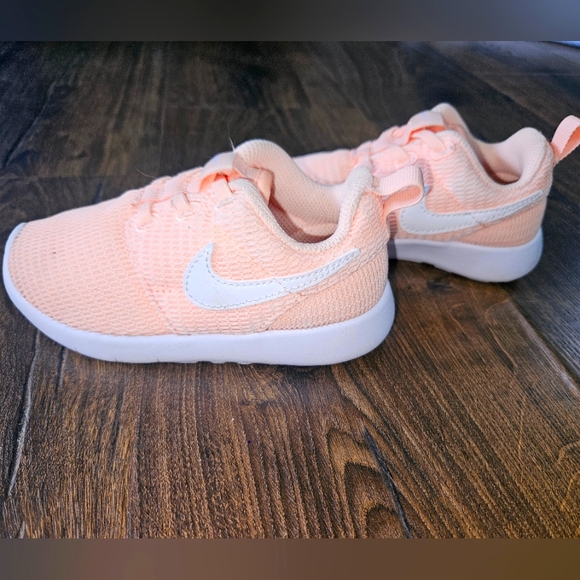 Nike Kids Peach Sneakers NWOB 8.5c - Picture 1 of 11